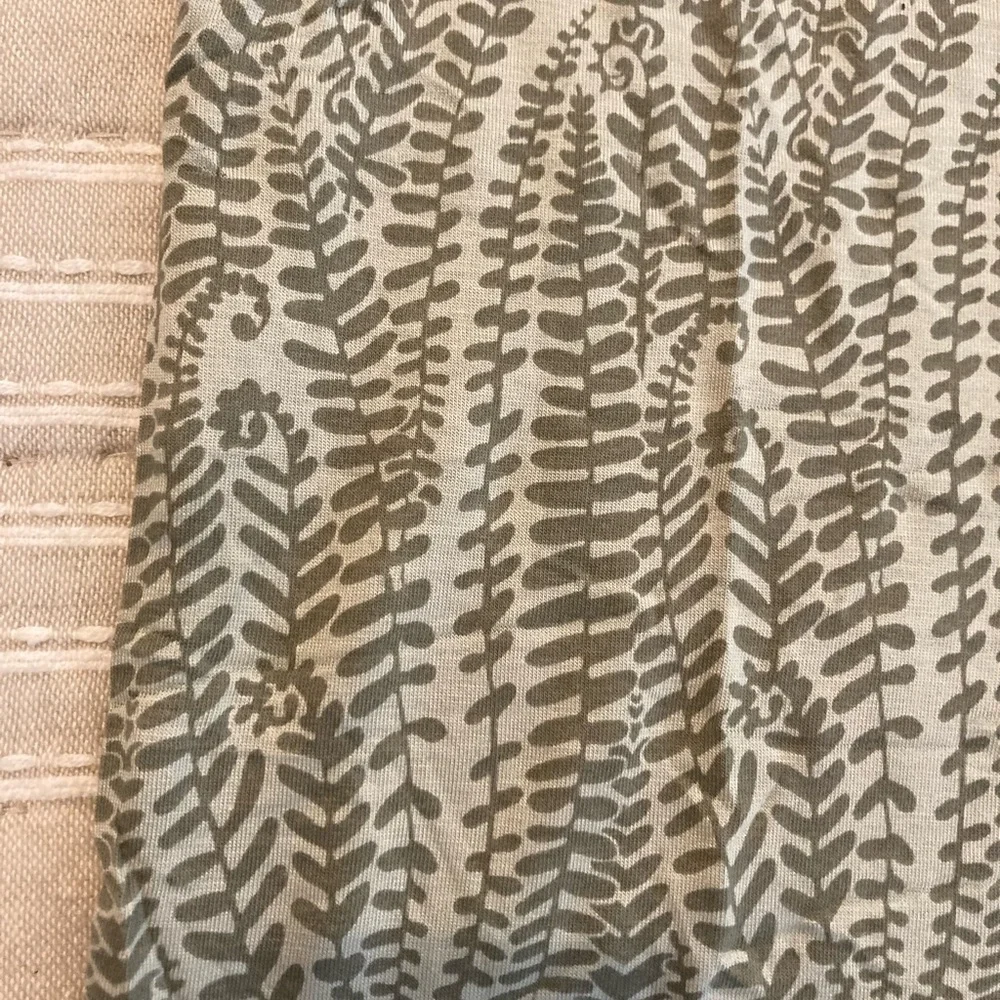 Kate Quinn fern modal top - Picture 2 of 3